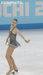 ソチ冬季五輪で２１日に行われたフィギュアスケート女子メダリストの記者会見で、金メダルを獲得したロシアのアデリナ・ソトニコワが会見の途中で退席していたことが分かった。韓国では「マナーがない」などと批判の