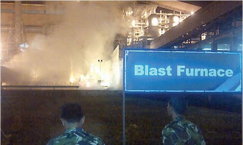 韓国のポスコがインドネシアで建設した製鉄所の高炉が爆発炎上。備蓄してあった約２万トンのコークスも燃え原料炭粉砕工場も全焼。
