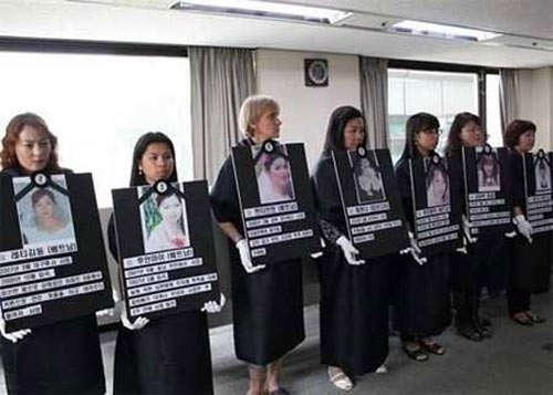 韓国人の夫に殺害された外国人妻の遺影を掲げる外人女性たち