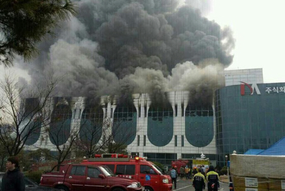 サムスンのスマホ「ギャラクシーS5」の半導体部品を製造する下請工場（京畿道）にて火災発生。4時間たった今も炎上中。