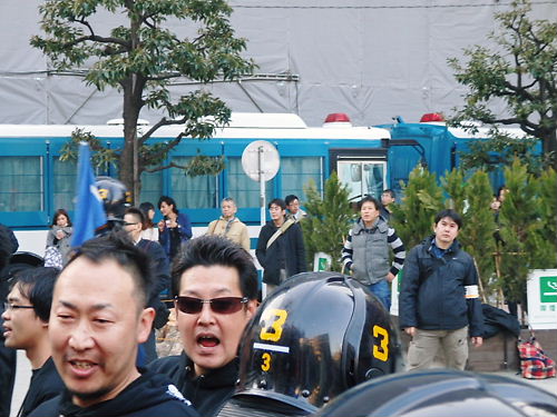 デモ行進が終わって、再び豊島公会堂前に戻ったら、暴行容疑で逮捕されたレイシストしばき隊の刺青チンピラ２人、木本拓史（左）と添田充啓（そえだあつひろ＝高橋直輝）が居た。