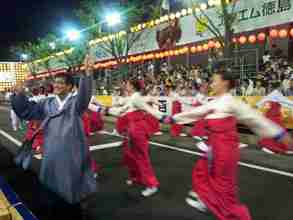 【悲報】徳島の阿波踊りで、金昴先住職が率いるチマチョゴリを着た韓国人たちが踊る