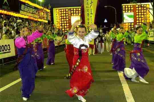 【悲報】徳島の阿波踊りでは、１０年以上前から金昴先住職が率いるチマチョゴリを着た韓国人たちが踊っている！