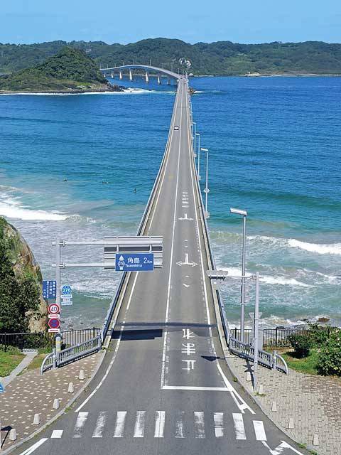 対岸の山口県の日本海（角島大橋）