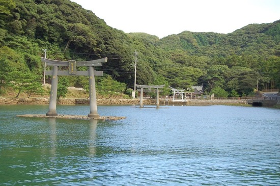 海に向かってまっすぐ伸びる海神神社の鳥居。