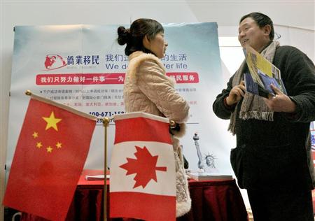 ２０１２年３月、中国・南京市で開催されたカナダの「投資家移民制度」に関する展示会。制度廃止は、中国系移民の“排斥”と受け止める向きもあり、波紋が広がっている