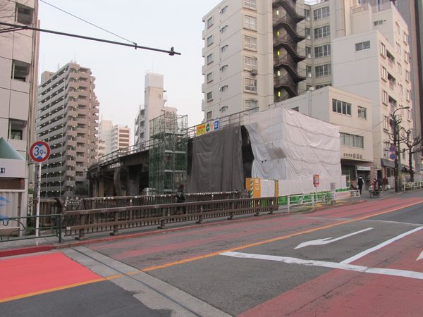 同じ場所の2014年3月16日の様子。高架橋の解体はあまり進んでいない。