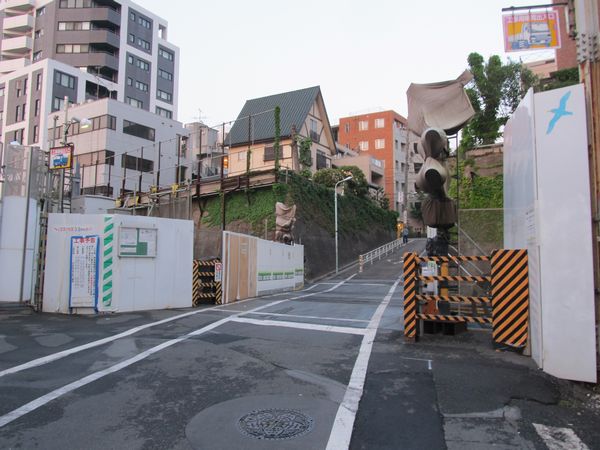 地下化2カ月後の渋谷1号踏切跡。