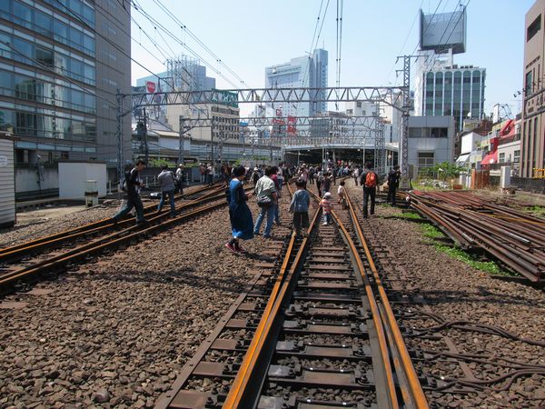 東横線渋谷駅入口付近の変化。2013年5月6日（イベント最終日）