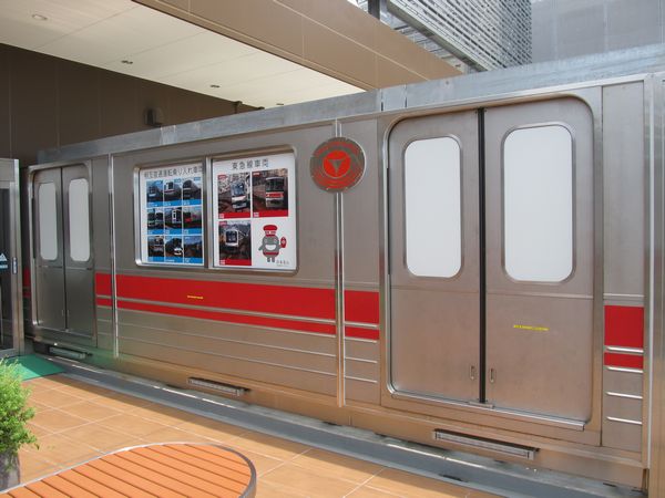 武蔵小杉東急スクエア4階の南端に設けられている展望デッキ。両側にはかつて東横線を走っていた9000系電車から切り出した車体の一部が装飾品として嵌め込まれている。