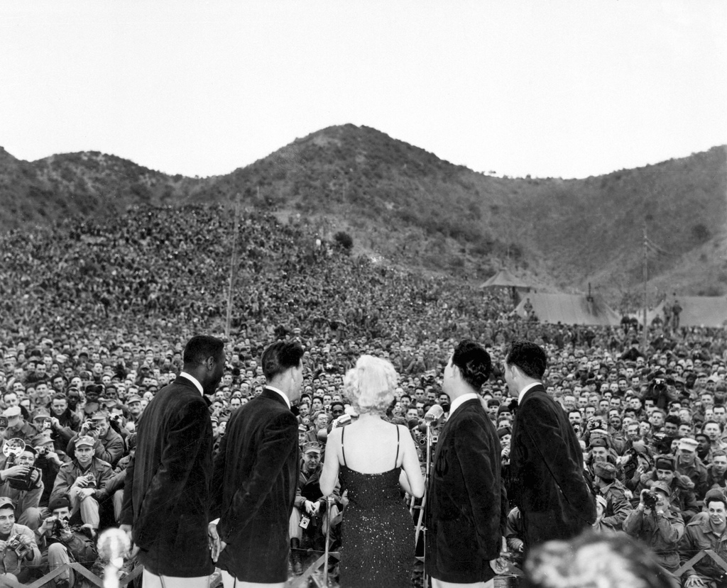 Marilyn-Monroe-performing-for-troops-in-Korea-Image-3.jpg