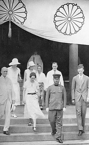 Charles_Lindbergh_and_his_wife_visit_to_the_Yasukuni_Shrine.jpg