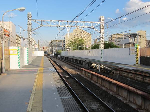 天王町駅横浜方に建設された仮設ホーム。（2014年4月5日）