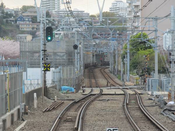 天王町駅停車中の下り列車の前面展望。（2014年4月5日）