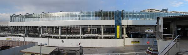 星川駅南口の星川SFビル2階のデッキから見た工事中の高架駅。ホーム階はガラスの風防の取り付けが進む。