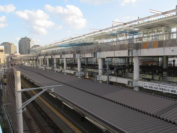 星川駅北口前プラザダイゴ2階のデッキから仮設ホームと工事中の高架駅を見る。