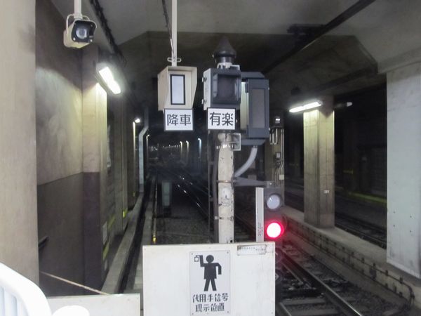 連絡線切替と同時期に小竹向原駅1・2番線の出発側信号設備に追加されたLED表示器（右上）。