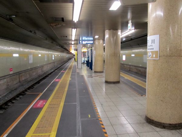 連絡線切替から間もない頃の千川駅。ホーム先端はゴムマットになっていた