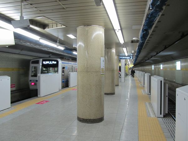 ホームドアが設置された千川駅有楽町線ホーム。ホームドアは今年2月8日に稼動を開始した。