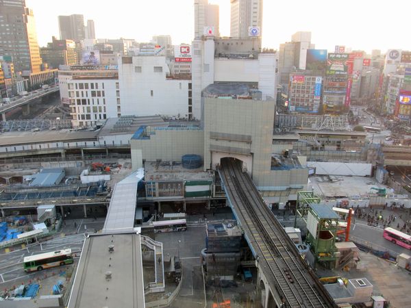 渋谷ヒカリエ11階展望スペースから見た渋谷駅。