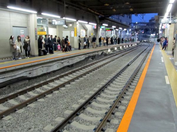 渋谷トンネル内は当初からPCまくらぎだったが、急曲線用の強化型まくらぎに再交換された。
