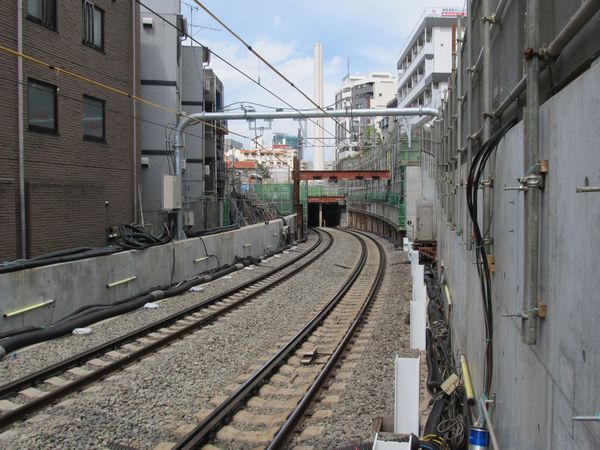 渋谷方のホーム端からトンネル坑口を見る。手前の白く塗られた仮受け用鉄骨は10両用非常ホームの台座に流用するためのもの？