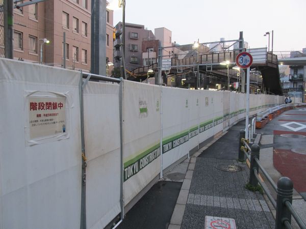 切替工事のため代官山駅北側の歩道橋は一部のスロープが取り外された。