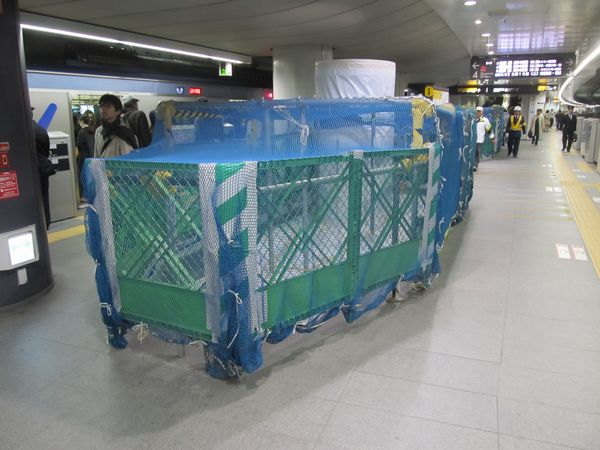 副都心線・東横線渋谷駅3・4番線横浜寄りの空調付きベンチは混雑緩和のため撤去された。