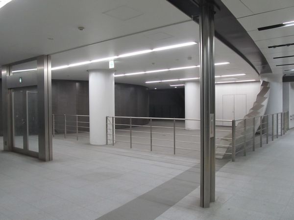 地下4階コンコースの一部は柵が設置され入れなくなった。