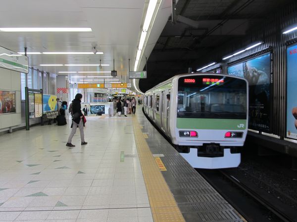 渋谷駅JR山手線ホーム。4月14日には埼京線・湘南新宿ラインのホーム並列化・島式化工事の着手が発表された。