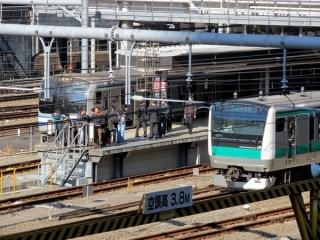 お隣3・4番線には最新形式埼京線E233系7000番台が入線