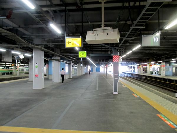 使用を再開した品川駅9・10番線のホーム中央。旧車両基地の機回し線を潰してホームを拡幅したため、かなり広い。