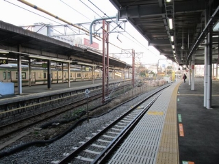 旧車両基地に向けて直進する8番線（左）と東海道線下り線側に向けてカーブする9番線（右）。
