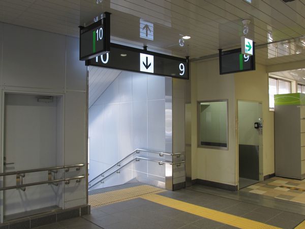 橋上駅舎の横浜寄りの端に新設された9・10番線に通じる階段。
