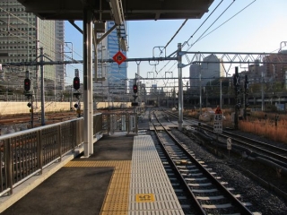 9・10番線ホームの横浜方の端。9番線側の停止位置が横浜方にずれているため、10番線側は柵が設置されている。