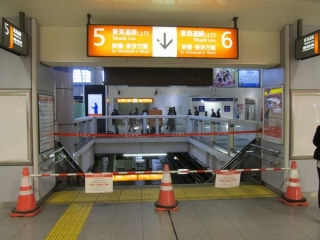 東海道線は東京～品川間が全面運休とされたためホームは封鎖された。