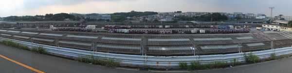 東側の丘陵地から横浜羽沢駅構内を見る。直通線下り線の連絡線は左奥に見える荷捌き用ホームの下を通り、右端付近で東海道貨物線下り本線と合流する計画。