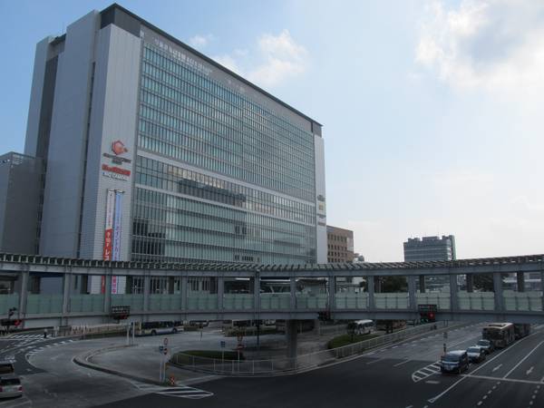 新横浜駅北口。相鉄・東急直通線の新横浜駅は右下の道路地下に建設される。
