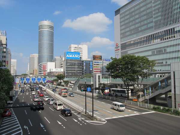 新横浜駅北口のペデストリアンデッキ。相鉄・東急直通線は左下の環状2号線地下に建設される。