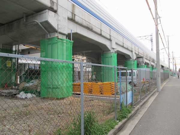 日吉～綱島間のほぼ中央付近の高架橋。高架下で工事の準備が行われている。