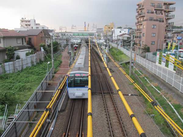 西谷駅横浜方の歩道橋から駅構内を見る。4番線の線路は完全に撤去された。
