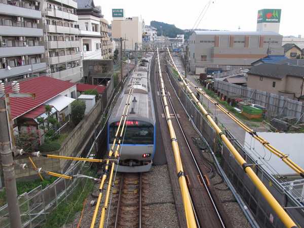 同じ場所から横浜方面を見る。線路の両側で直通線の工事が進む。