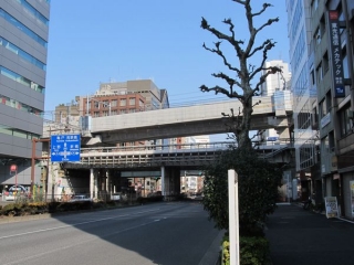靖国通りをオーバークロスする高架橋。秋葉原駅へ向かってかなり急な下り勾配となっている。