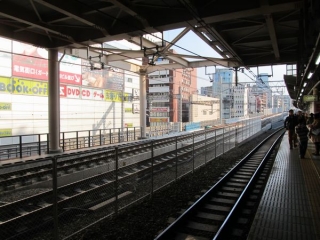 秋葉原駅の途中から重層高架へ向けて上り勾配になる縦貫線