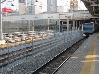 秋葉原駅ホームの上野方は消音バラストが散布された