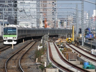 秋葉原駅ホーム端から建設中の縦貫線の線路を見る（2013年11月24日）