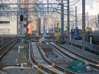 秋葉原駅ホーム端から建設中の縦貫線の線路を見る。新たに消音バラストが散布されたことが分かる。（2014年3月16日）