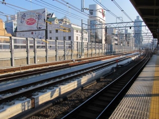 御徒町駅ホームから東京方面を見る。京浜東北線南行との間の柵も取り払われた。