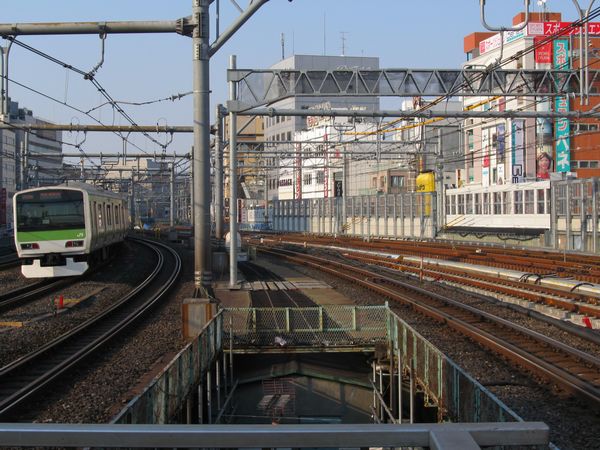 御徒町駅ホーム端から上野方面を見る。右側3線が縦貫線。