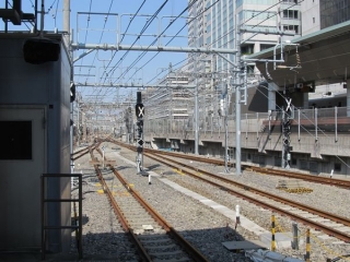 東京駅東海道線ホーム上野方。右2線の信号機は以前から全て標識が設置されており変化は無い。